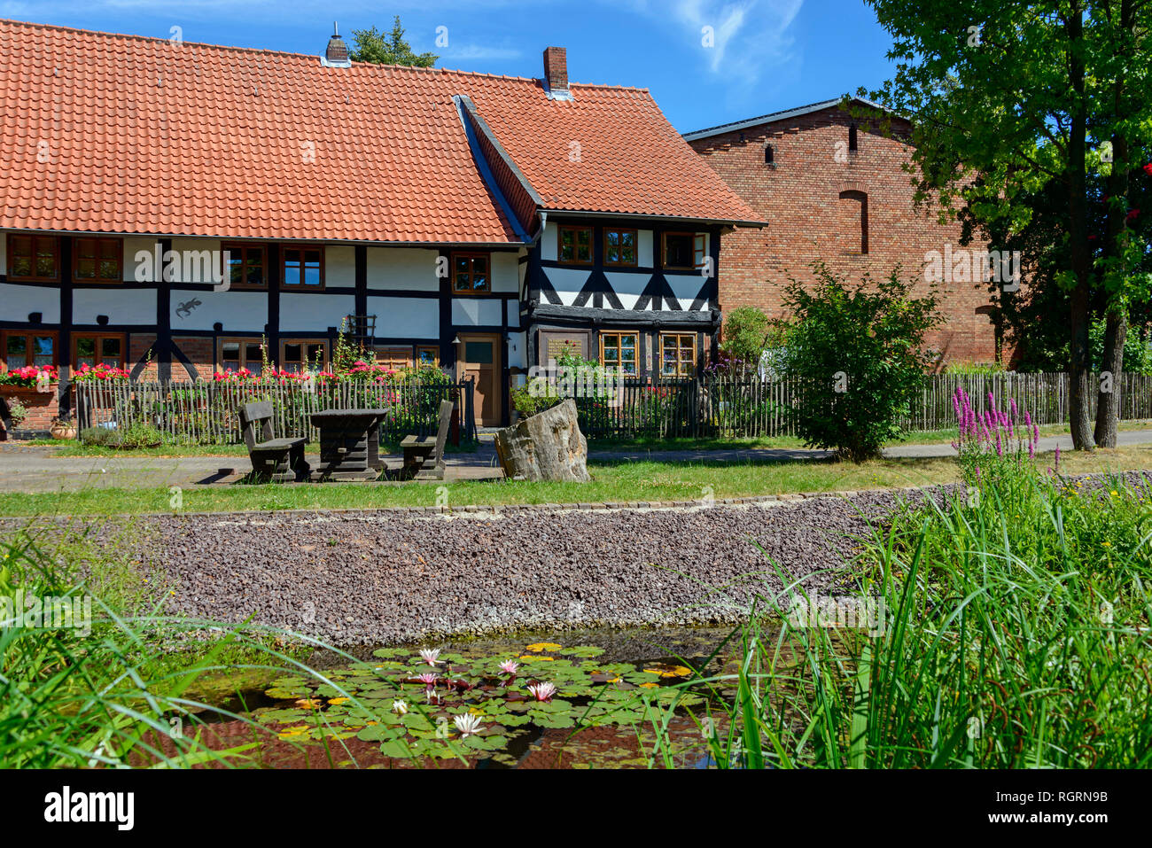 Laghetto e casa con travi di legno, Solschen, Ilsede, Bassa Sassonia, Germania Foto Stock
