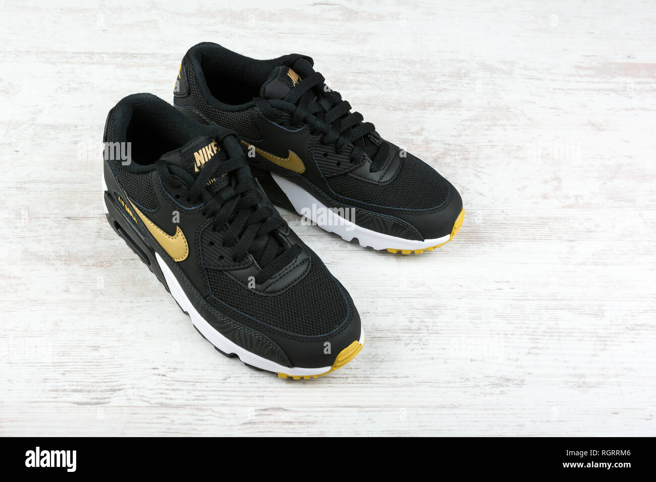 BURGAS, Bulgaria - 29 dicembre 2016: Nike Air Max scarpe donna - sneakers  in nero su bianco sullo sfondo di legno. Nike è un global abbigliamento  sportivo e Foto stock - Alamy