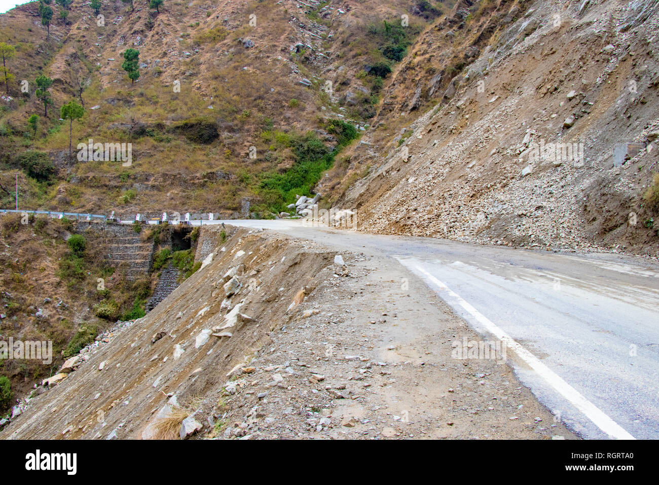 Smottamenti e frane sulla strada di montagna. Rocce bloccando la strada Foto Stock