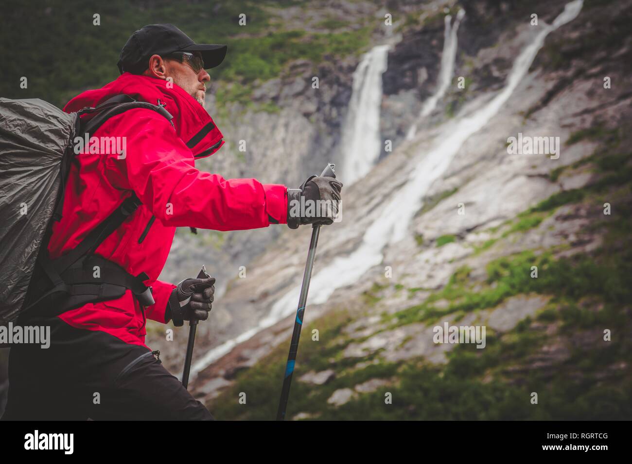 Escursionista caucasica nel suo 30s su un sentiero di montagna. Attività ricreative all'aperto il tema. Foto Stock