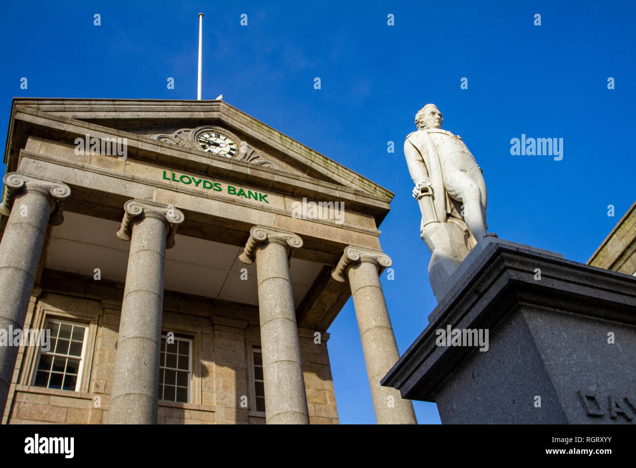 Il carattere distintivo di Davy statua al di fuori di Lloyds building cupola in Penzance, Cornwall, Regno Unito Foto Stock