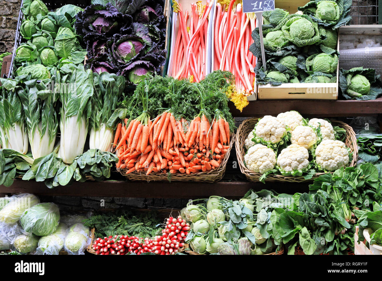 Pressione di stallo di mercato con varietà di verdure coltivate biologicamente Foto Stock