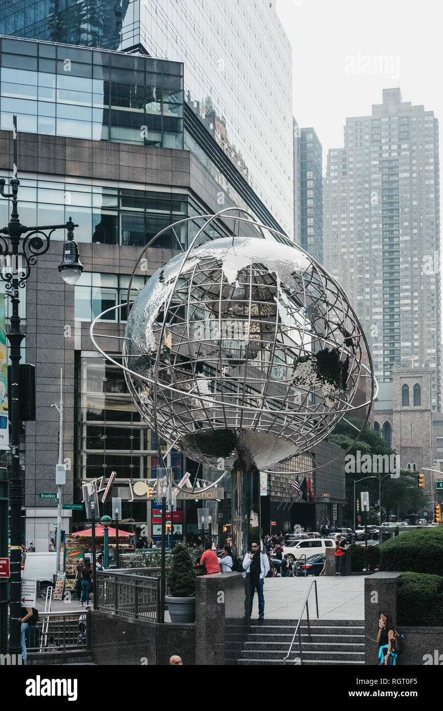 New York, Stati Uniti d'America - 01 Giugno 2018: persone vicino al mondo della scultura da Kim Brandell a Columbus Circle, New York. Il cerchio è il punto dal quale funzionario h Foto Stock