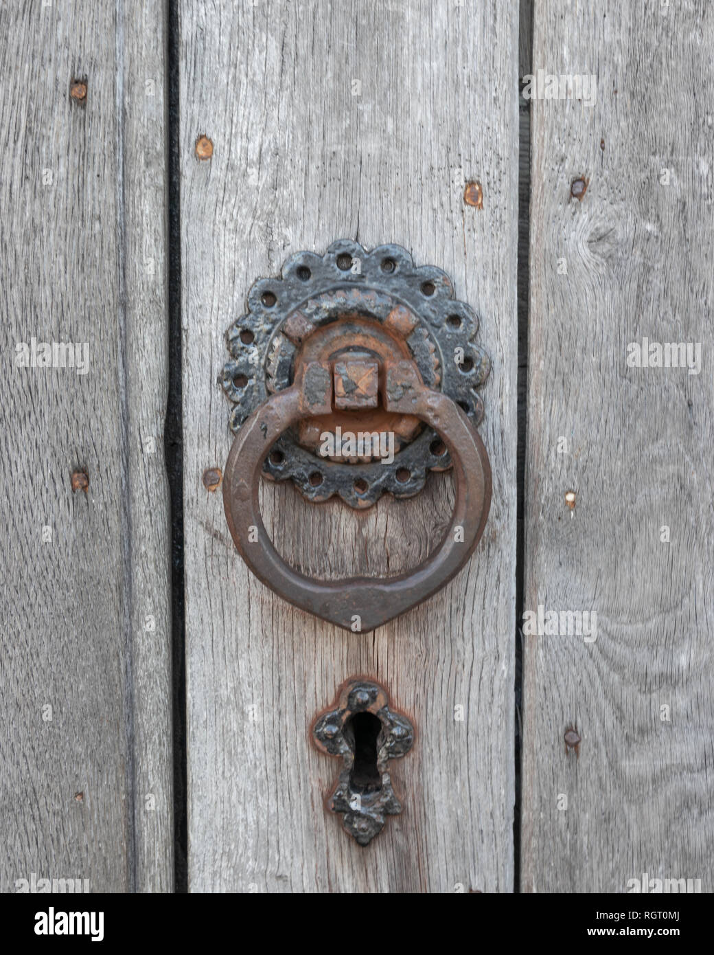 Vecchia porta di legno con porta di ferro respingente e ferro toppa Foto Stock