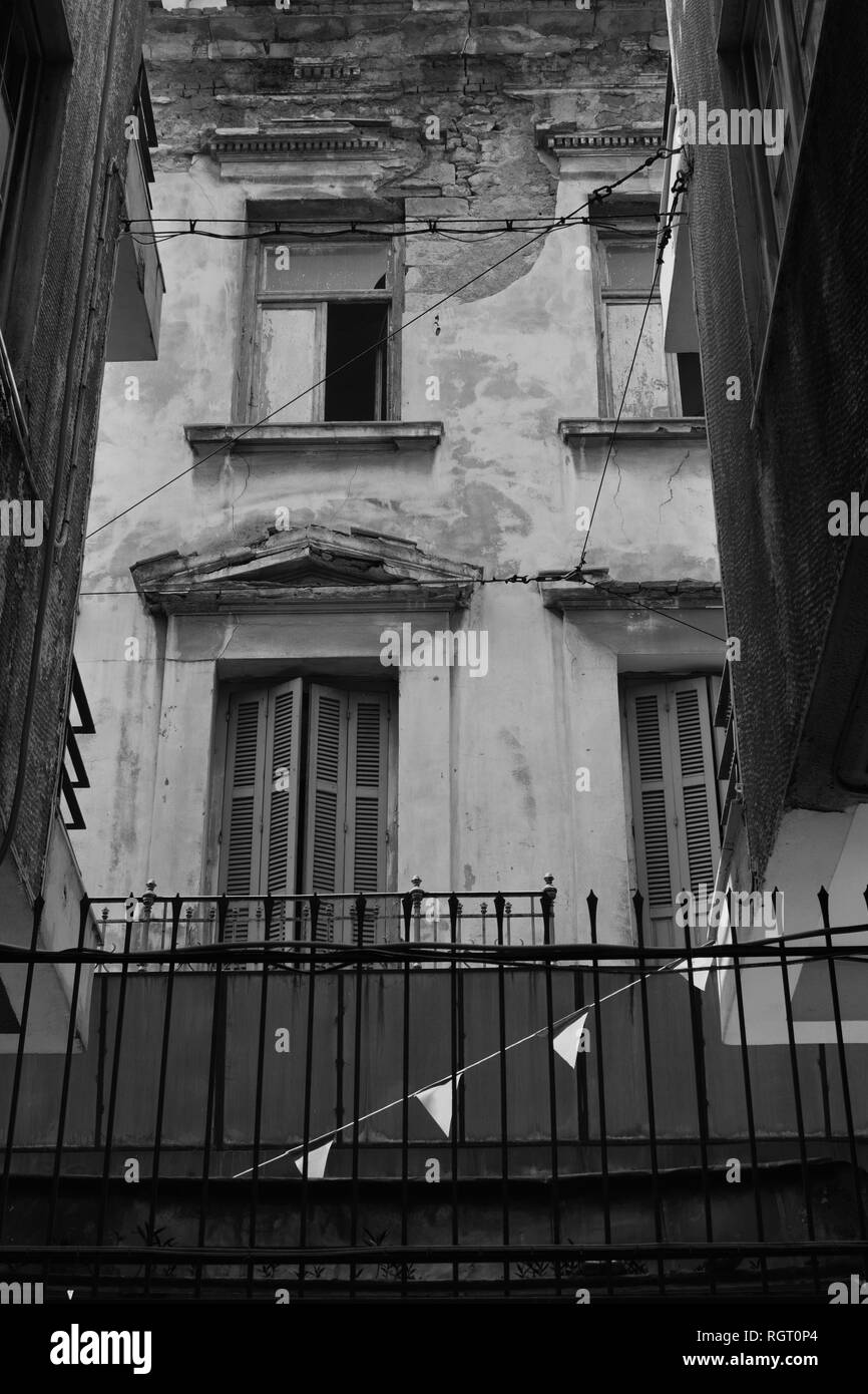 Facciata di un abbandonato edificio neoclassico su un dead end street. In bianco e nero. Foto Stock