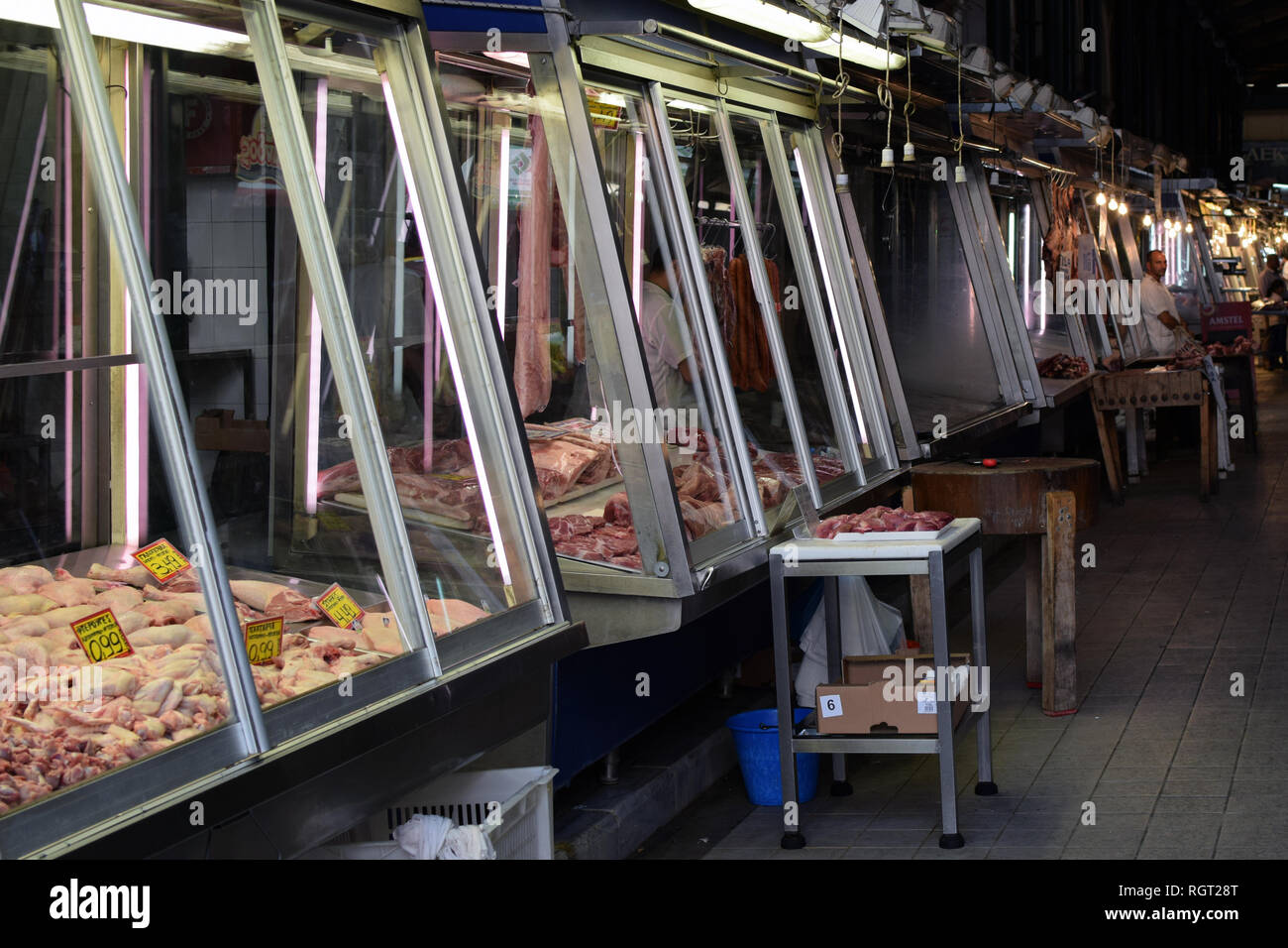 ATHENS, Grecia - 29 agosto 2018: fornitori al mercato di carne. Butcher Shop display in vetro con prezzi e tagliere blocco. Foto Stock
