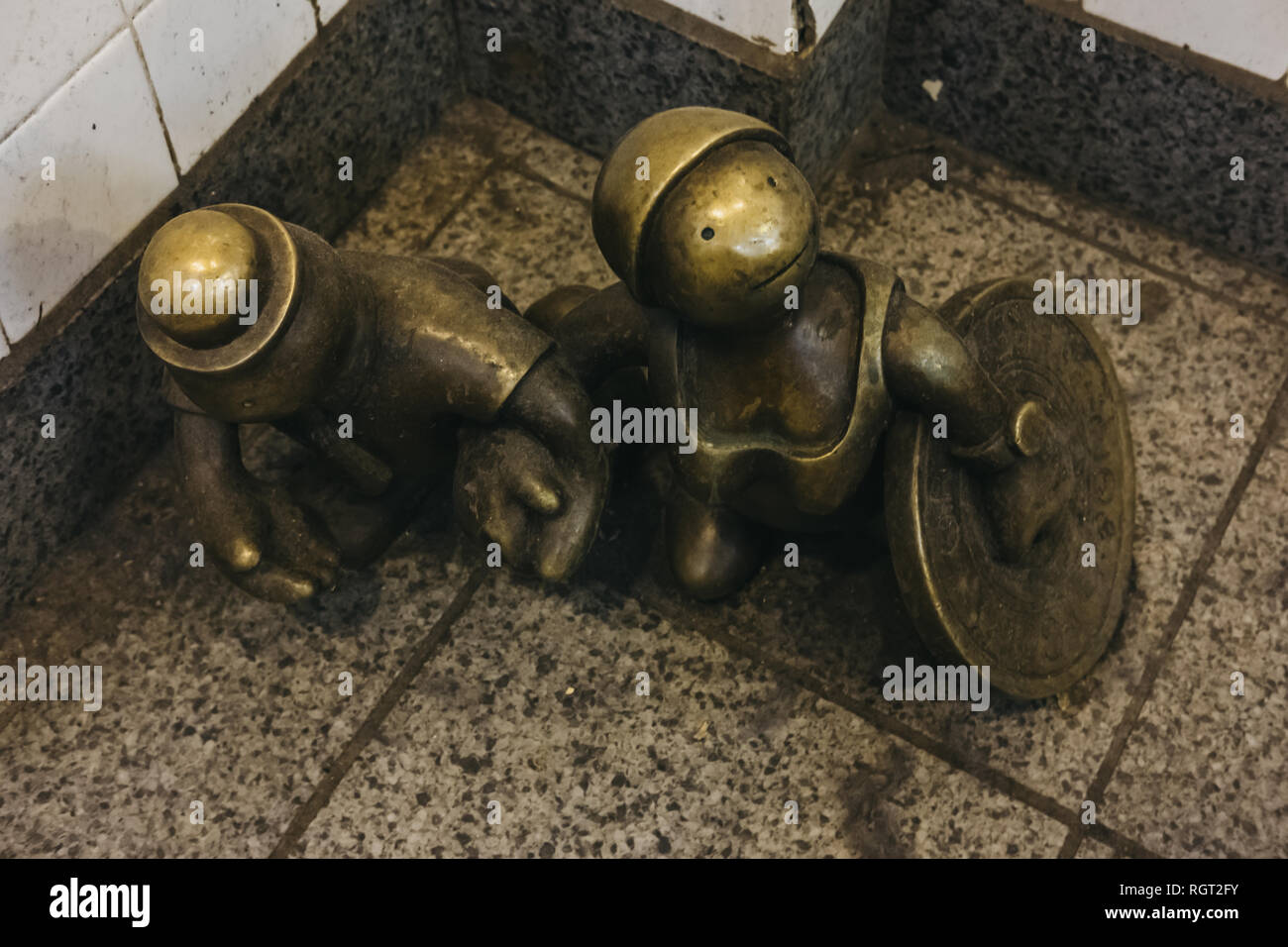 New York, Stati Uniti d'America - 30 Maggio 2018: vita metropolitana statue in bronzo, una permanente di arte pubblica creata dalla scultore americano Tom Otterness per la XIV Stre Foto Stock