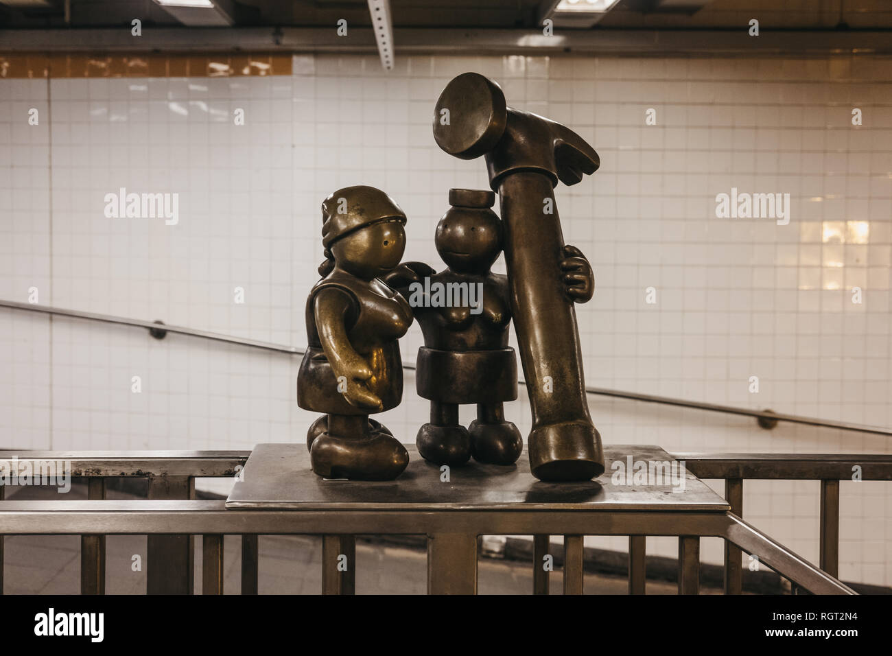 New York, Stati Uniti d'America - 30 Maggio 2018: vita metropolitana statue in bronzo, una permanente di arte pubblica creata dalla scultore americano Tom Otterness per la XIV Stre Foto Stock