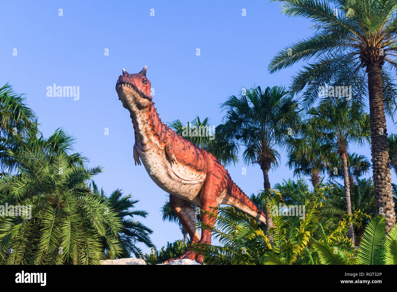 Pattaya,Tailandia- Aprile 14,2018: Carnotaurus modello in un giardino tropicale del Parco Suan Nongnooch, Pattaya, Thailandia. Carnotaurus è un genere di grandi il Foto Stock