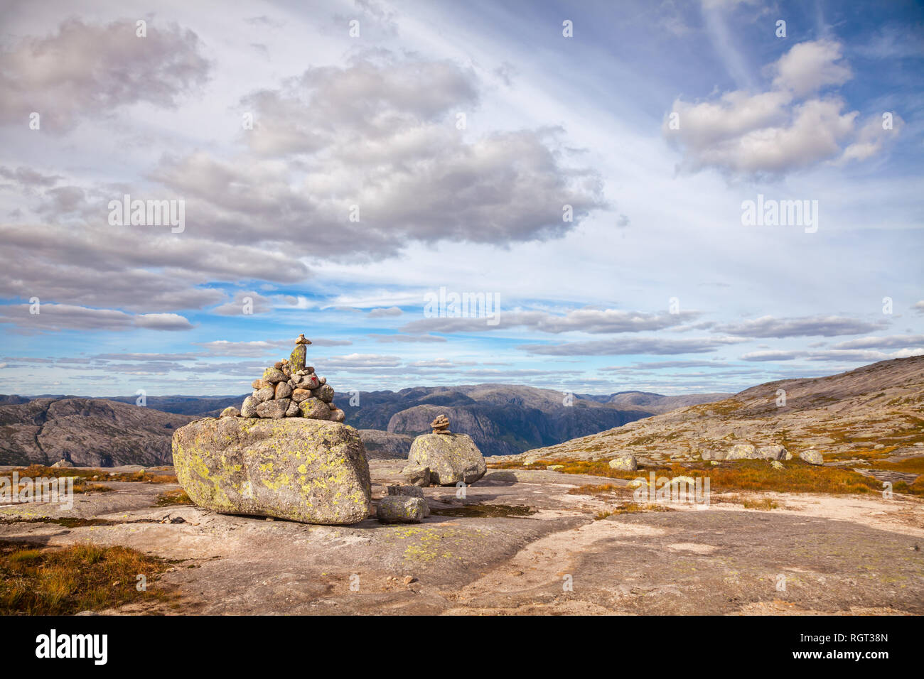 Cairn (un mucchio di pietre) contrassegno trekking in montagna sentiero lungo il Lysefjord a Kjerag (o Kiragg) Plateau, una popolare destinazione turistica in Forsand muni Foto Stock