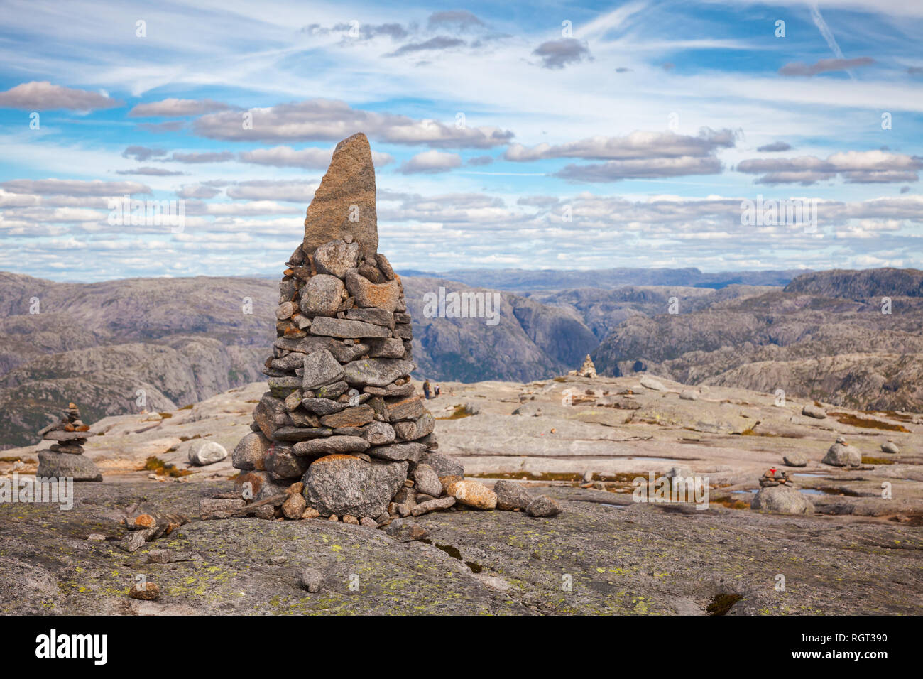 Cairn (un mucchio di pietre) contrassegno trekking in montagna sentiero lungo il Lysefjord a Kjerag (o Kiragg) Plateau, una popolare destinazione turistica in Forsand muni Foto Stock