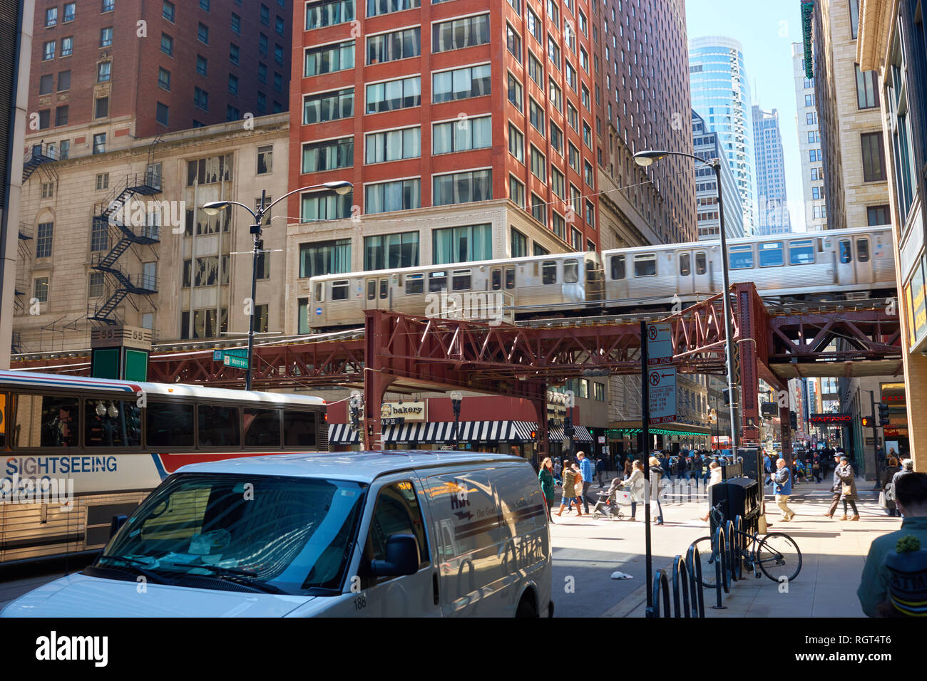 CHICAGO, IL - circa marzo, 2016: un treno CTA di giorno. Chicago Transit Authority è l'operatore di transito di massa in Chicago e alcuni dei suoi circondano Foto Stock