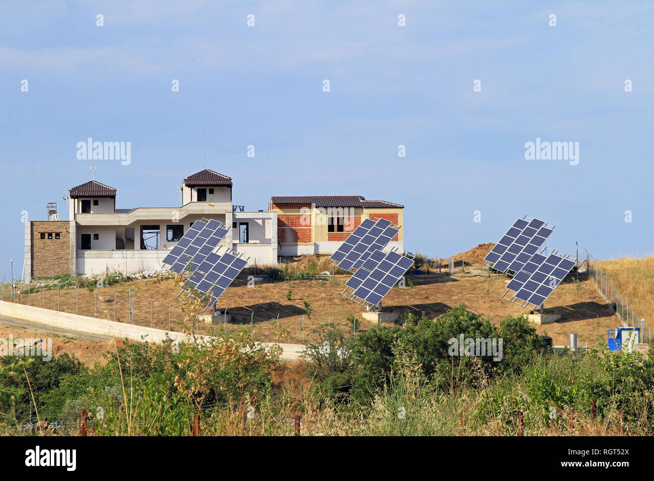I moduli solari sistema e nuove case in zona rurale Foto Stock