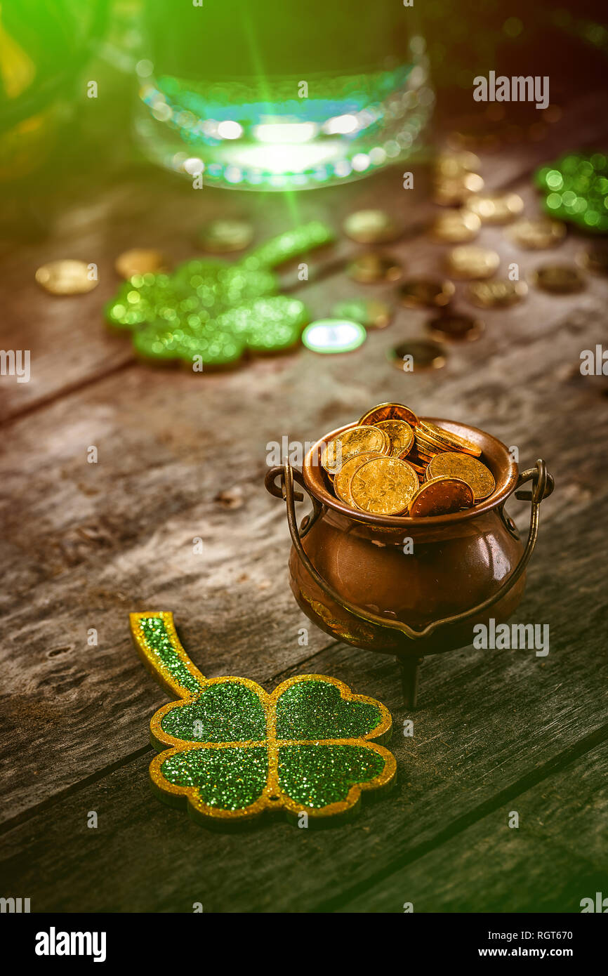 Il giorno di San Patrizio nel concetto con shamrock foglie e pentola di monete Foto Stock