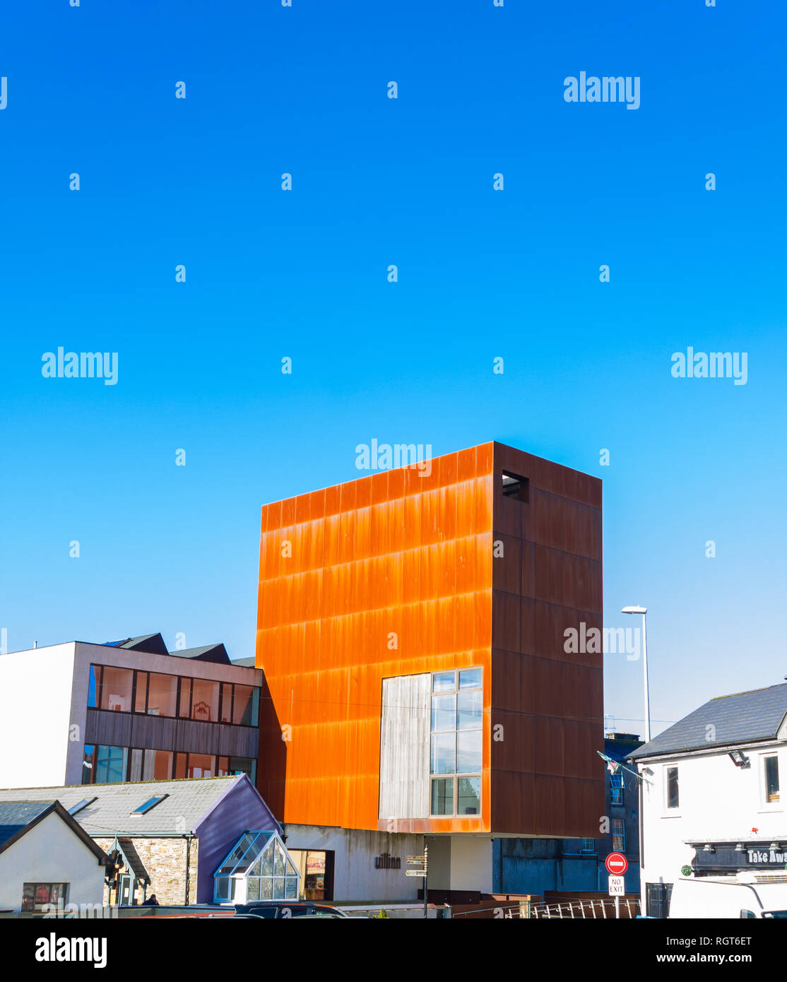 Uillinn galleria d'arte a Skibbereen West Cork in Irlanda delineato contro un cielo blu. Foto Stock