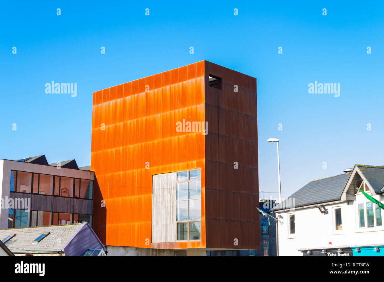 Uillinn galleria d'arte a Skibbereen West Cork in Irlanda delineato contro un cielo blu. Foto Stock
