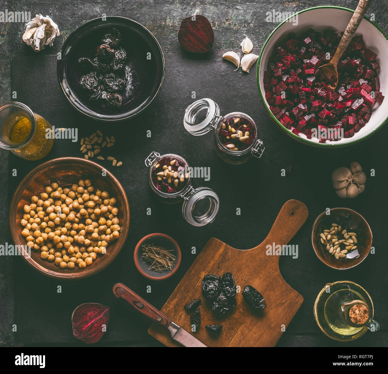 Vegano sana insalata di barbabietola preparato con ingredienti: ceci e pinoli scuro sul tavolo da cucina sfondo , vista dall'alto. Viola eati di verdure Foto Stock