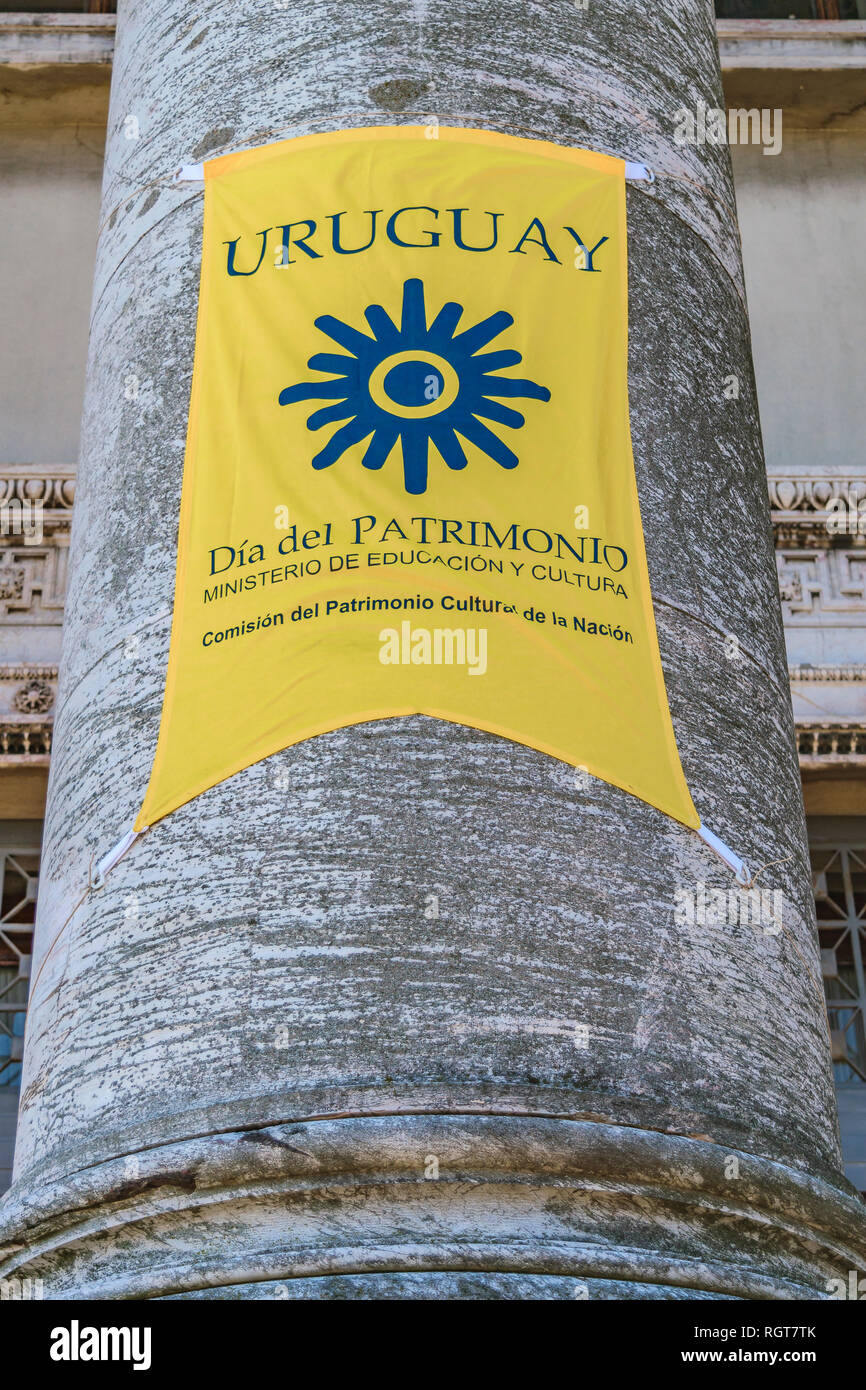 Poster sulla colonna con lettere spagnolo 'dia del patrimonio, Ministerio de educación y cultura' Foto Stock