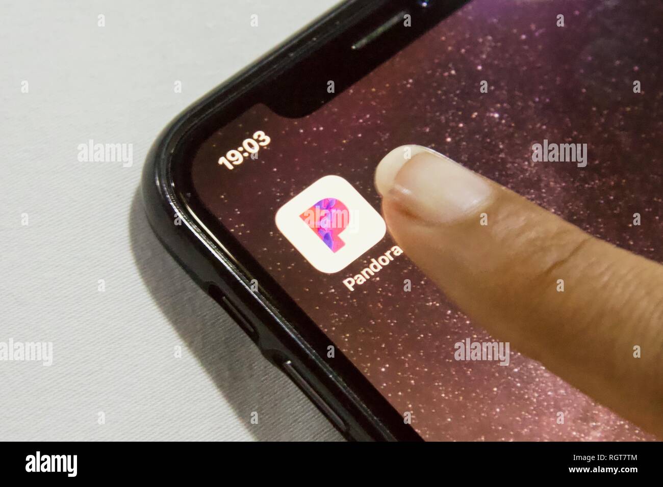 Pandora app su un iPhone X contro uno sfondo bianco. Pandora è un noi servizio di streaming musicale. Foto Stock