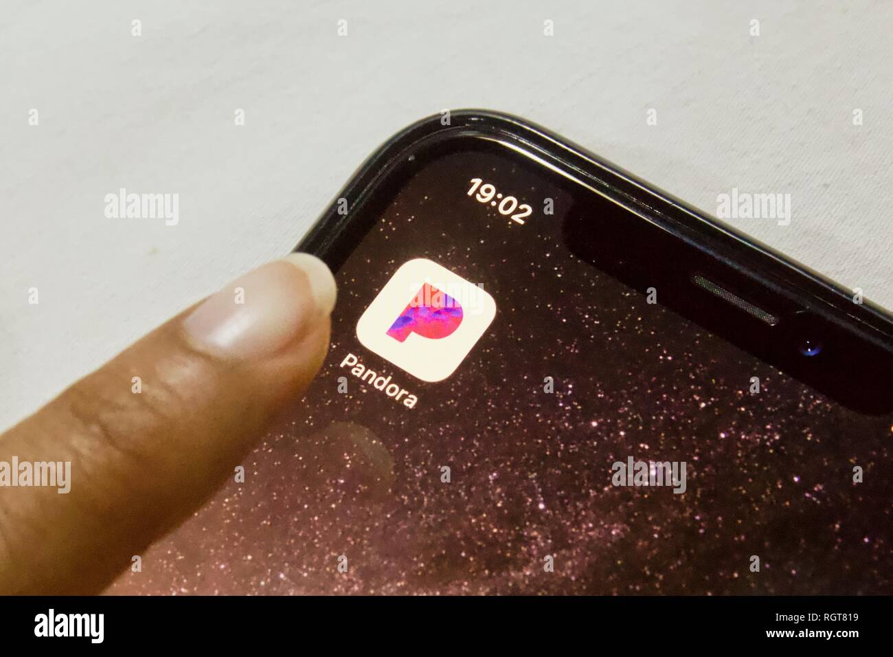 Pandora app su un iPhone X contro uno sfondo bianco. Pandora è un noi servizio di streaming musicale. Foto Stock