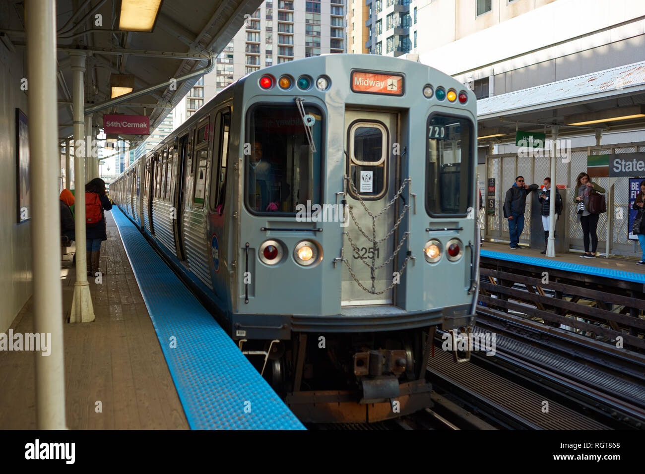 CHICAGO, IL - circa marzo, 2016: un treno CTA di giorno. Chicago Transit Authority è l'operatore di transito di massa in Chicago e alcuni dei suoi circondano Foto Stock