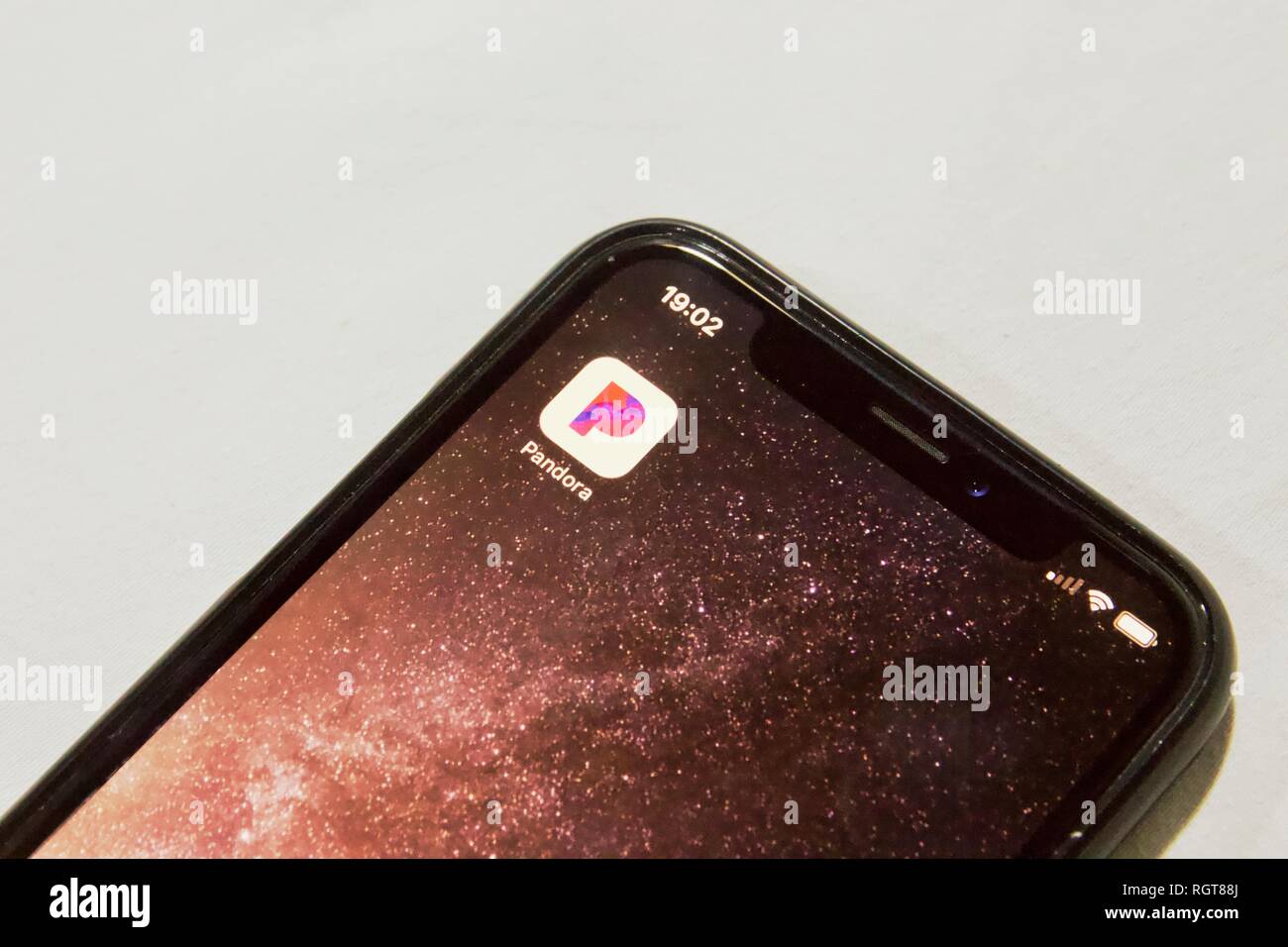 Pandora app su un iPhone X contro uno sfondo bianco. Pandora è un noi servizio di streaming musicale. Foto Stock