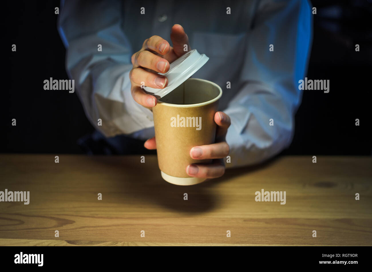 Barista serve caffè al client. Mani bicchiere di carta banco bar Cappuccino il cappuccio di plastica. Caffè il concetto di Business Foto Stock