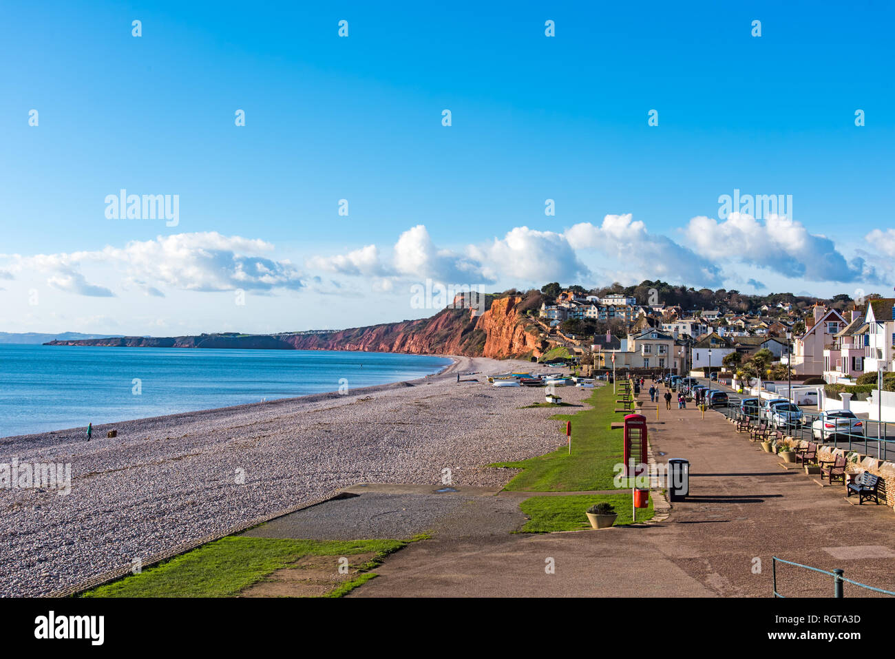 BUDLEIGH SALTERTON, East Devon, Regno Unito - 17JAN2019: vista generale di Budleigh, guardando ad ovest lungo South Parade e con West verso il basso faro e punta diritta Foto Stock