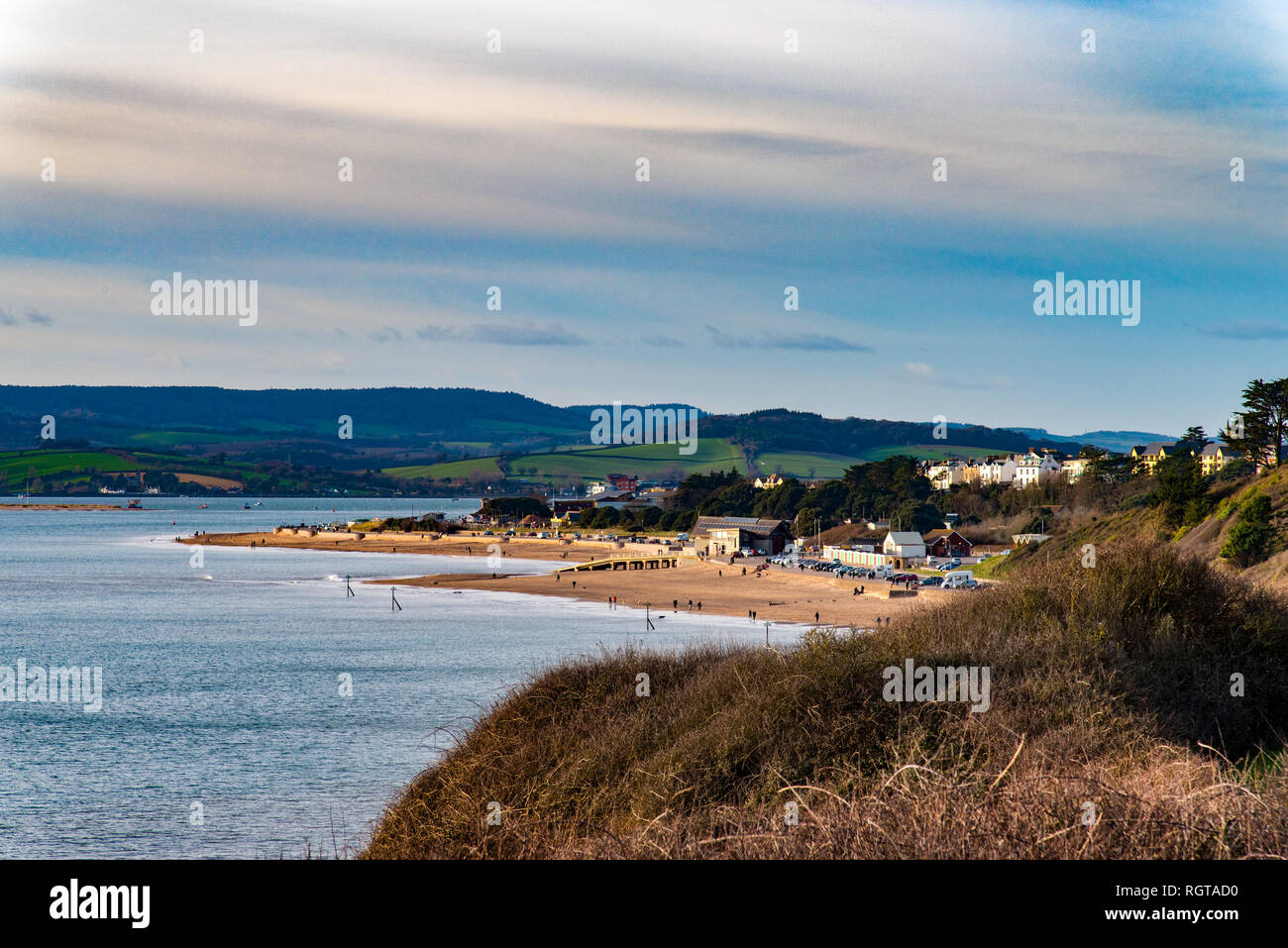 EXMOUTH, Devon, Regno Unito - 17JAN2019: l'estremità orientale di Margate Beach, vicino Maer rocce e la scialuppa di salvataggio stazione. Guardando ad ovest da altezze di Orcombe. Foto Stock