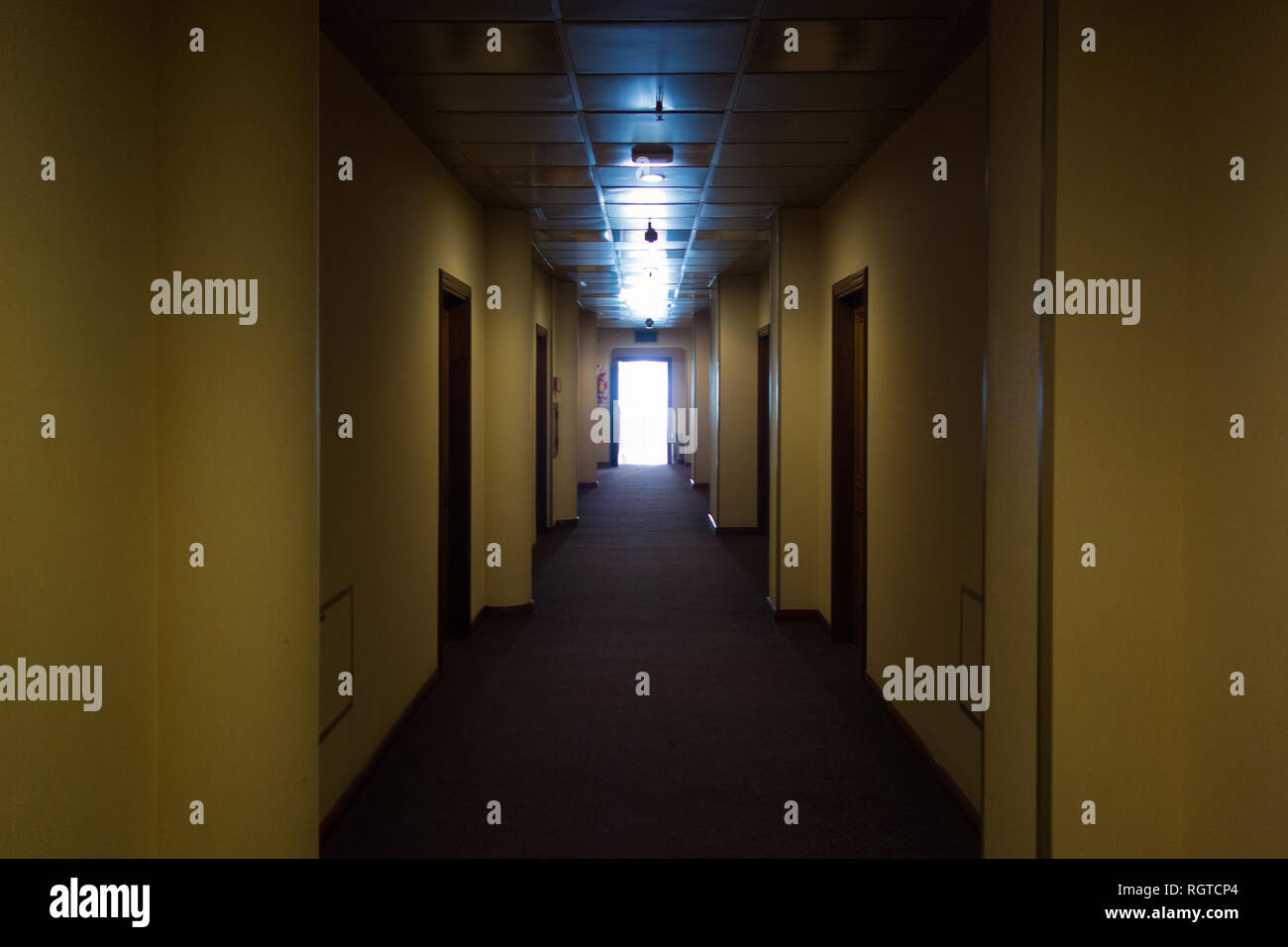 Hotel vuoto interno, la luce alla fine del corridoio. Il concetto di estremità Foto Stock