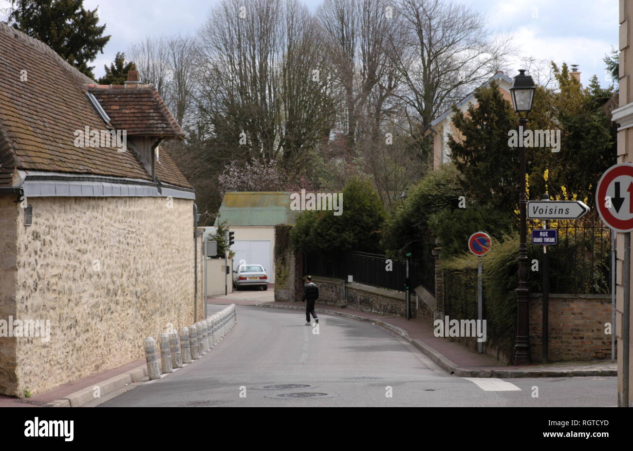 AJAXNETPHOTO. LOUVECIENNES, Francia. - Le strade del villaggio - inserimento di Louveciennes, luoghi di dipinti del XIX secolo gli artisti impressionisti come Alfred Sisley e Camille Pissarro quando l'odierna borghi erano villaggi di campagna. Foto:JONATHAN EASTLAND REF:R60904 284 Foto Stock