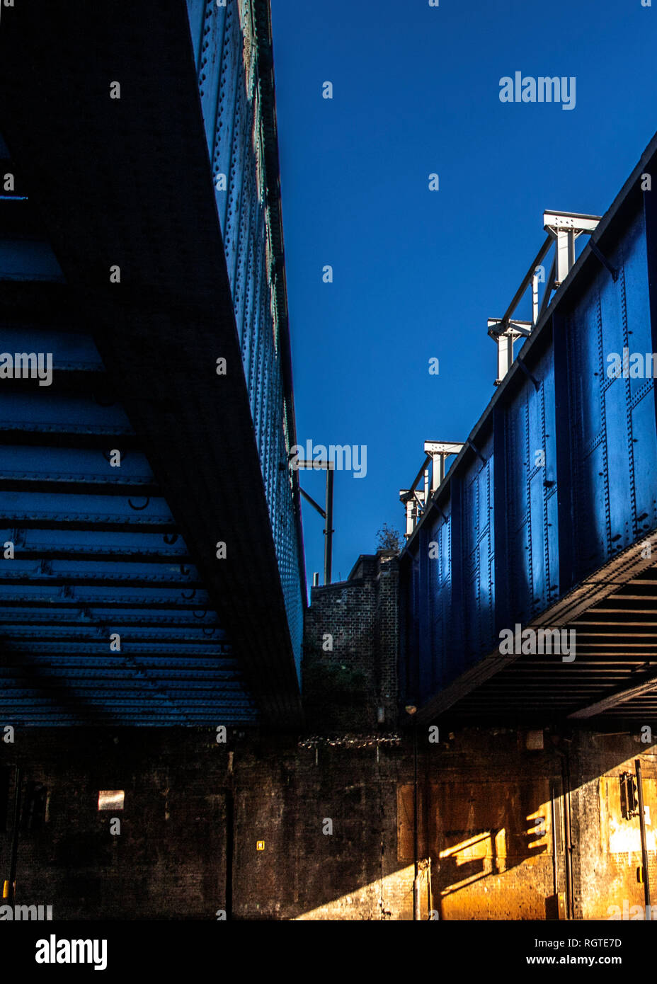 In disuso ponte ferroviario nei pressi di Camden Town a Londra Foto Stock