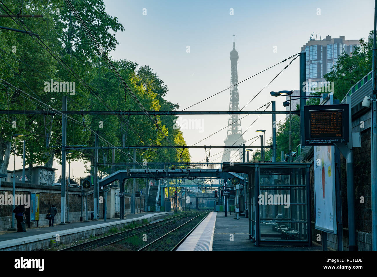 Vista la mattina del Champ de Mars - Tour Eiffel stazione metro con la famosa Torre Eiffel a Parigi, Francia Foto Stock