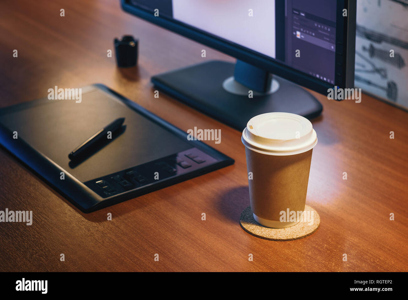 Computer desktop Vista laterale. Computer Tavoletta grafica diario tazza di caffè. Concetto di sito web banner, mockup, sfondo, la presentazione e il materiale di marketing Foto Stock