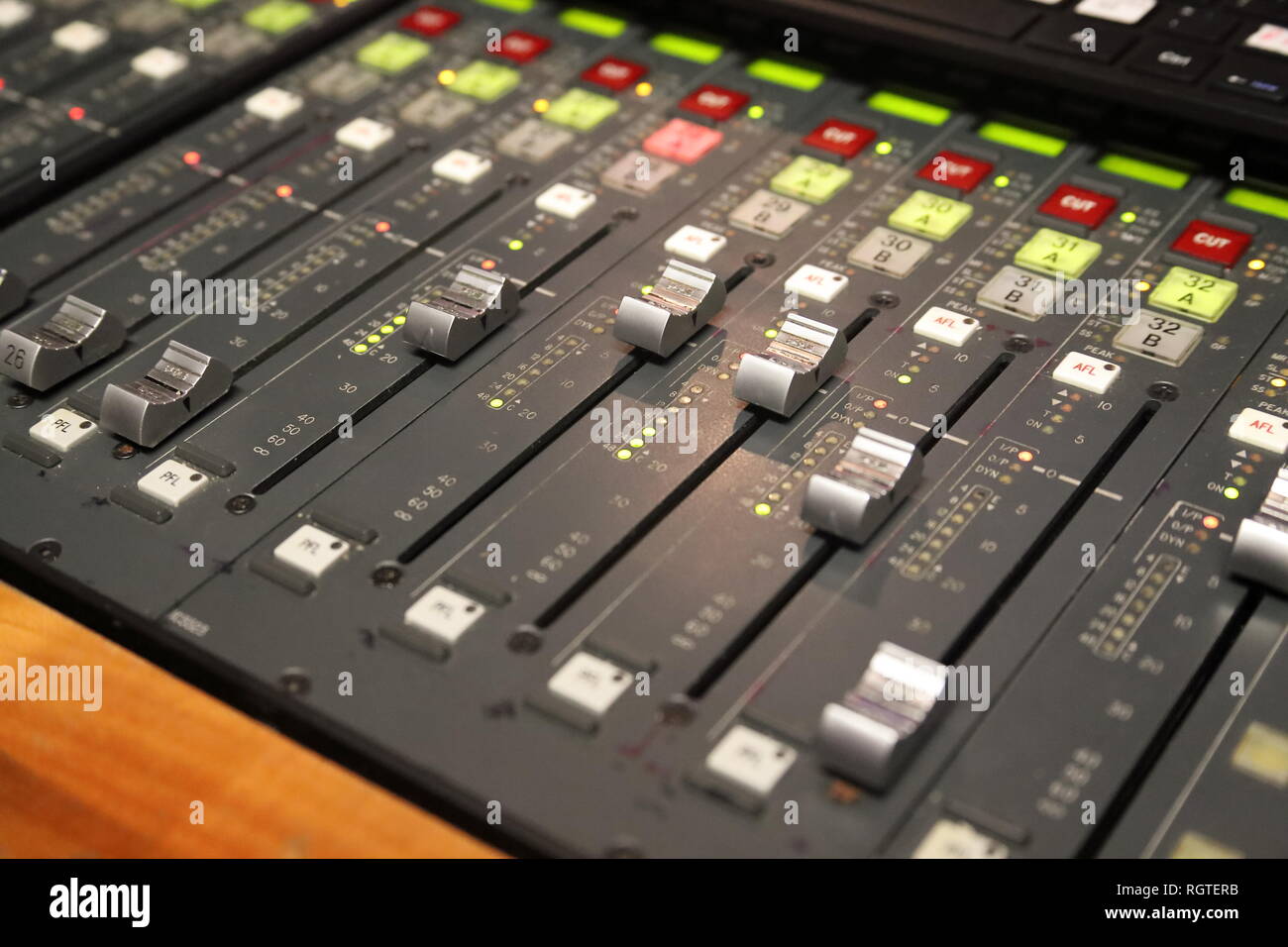 Modern Digital Audio Console di miscelazione Foto Stock