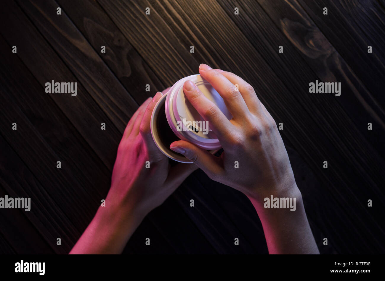 Barista serve una tazza di caffè. Bicchiere di carta il cappuccio di plastica Caffè Barista mani. Concetto di caffé Foto Stock