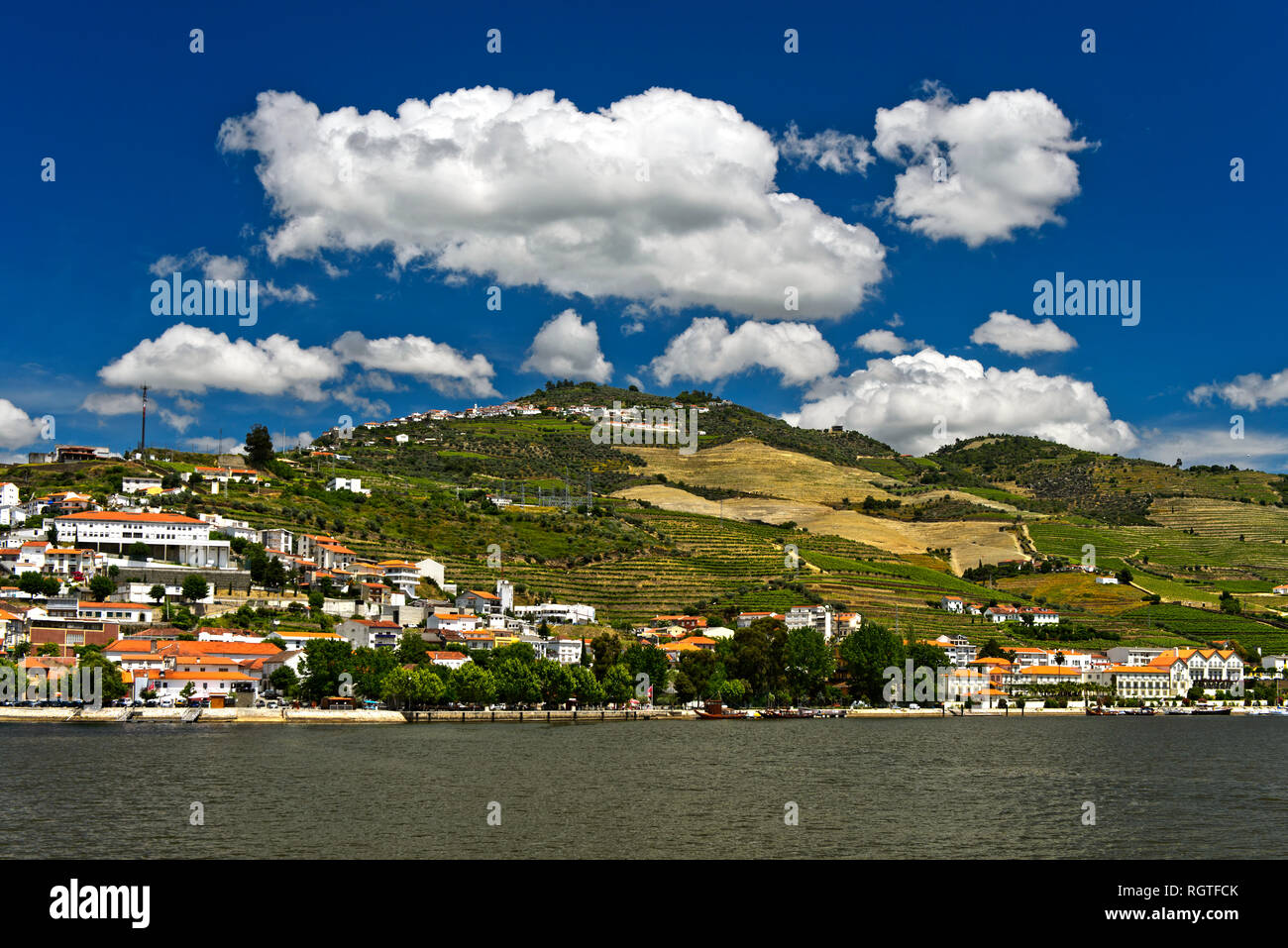 Pinhao presso il fiume Douro, Pinhao, Valle del Douro, Portogallo Foto Stock
