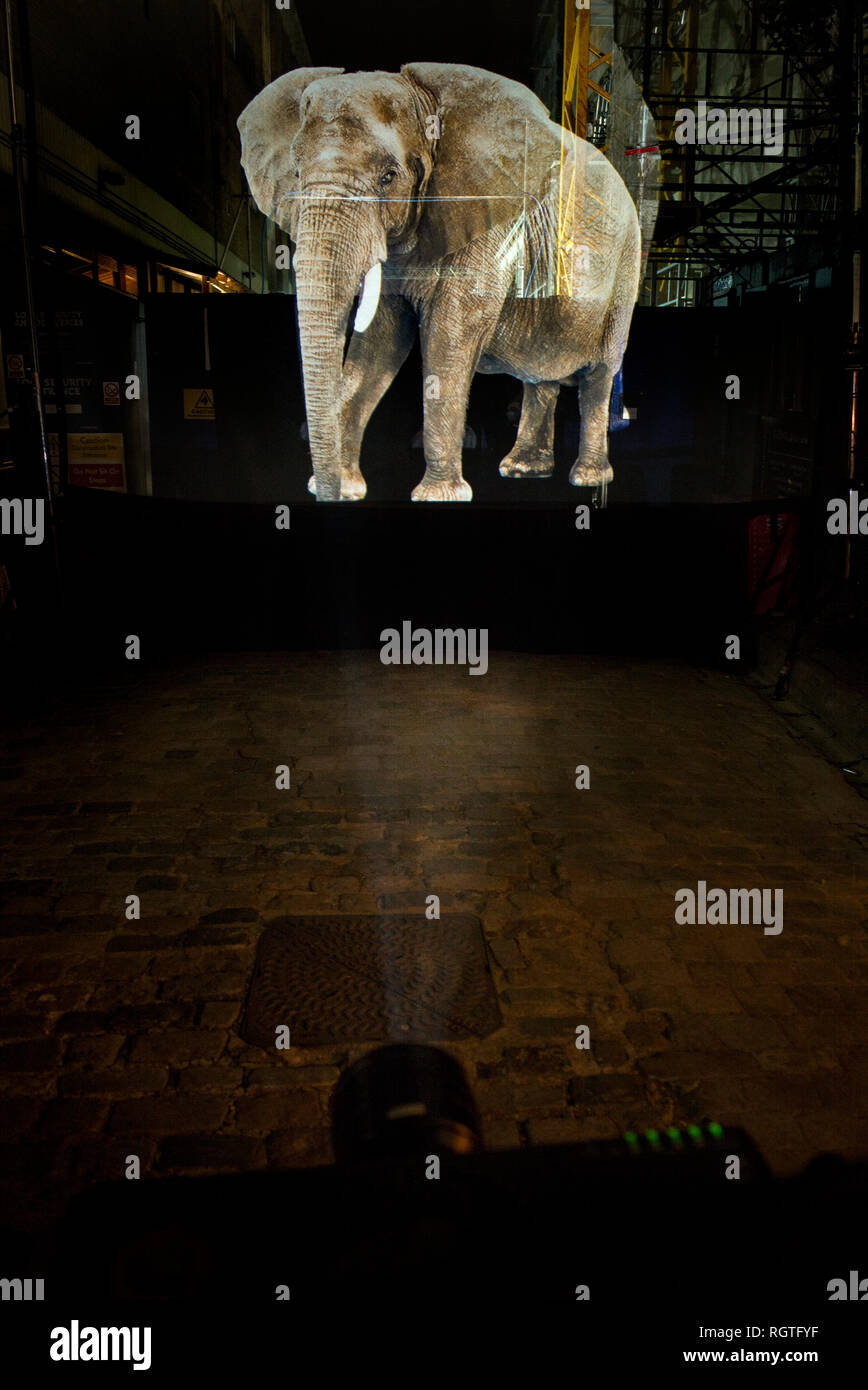 WWF elefante ologramma proiettato su shoreditch strade di Londra Foto Stock