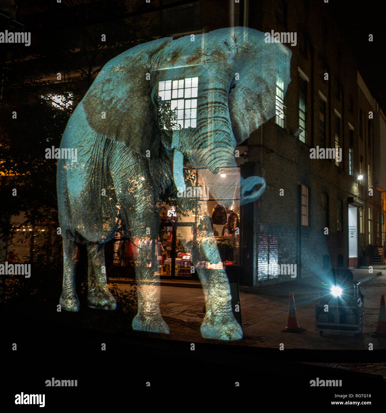 WWF elefante ologramma proiettato su shoreditch strade di Londra Foto Stock