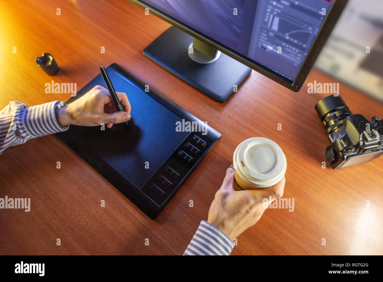 Computer desktop Vista laterale. Computer Tavoletta grafica diario tazza di caffè mano. Concetto di sito web banner, mockup, sfondo, la presentazione e la commercializzazione mater Foto Stock