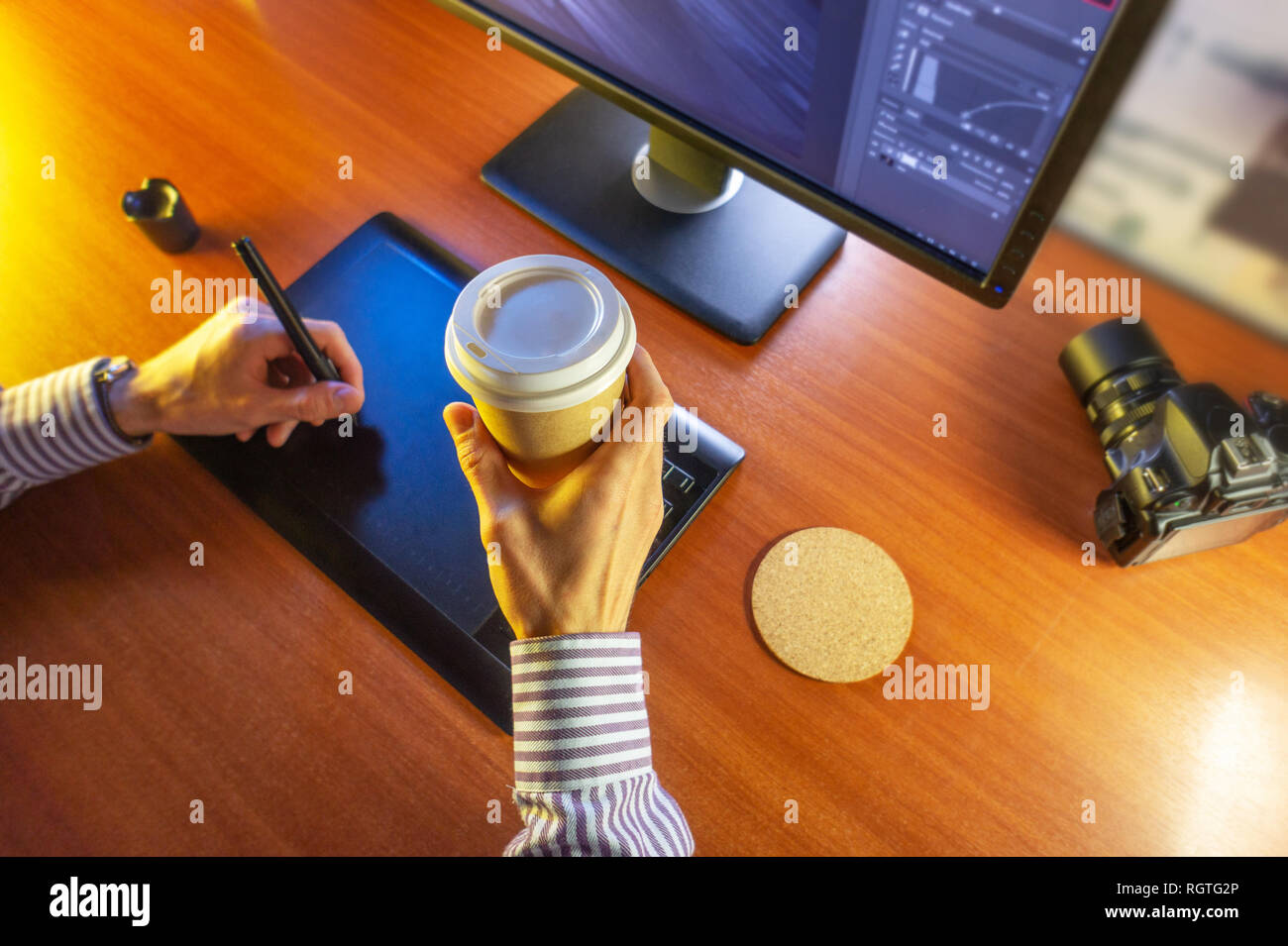 Computer desktop Vista laterale. Computer Tavoletta grafica diario tazza di caffè mano. Concetto di sito web banner, mockup, sfondo, la presentazione e la commercializzazione mater Foto Stock