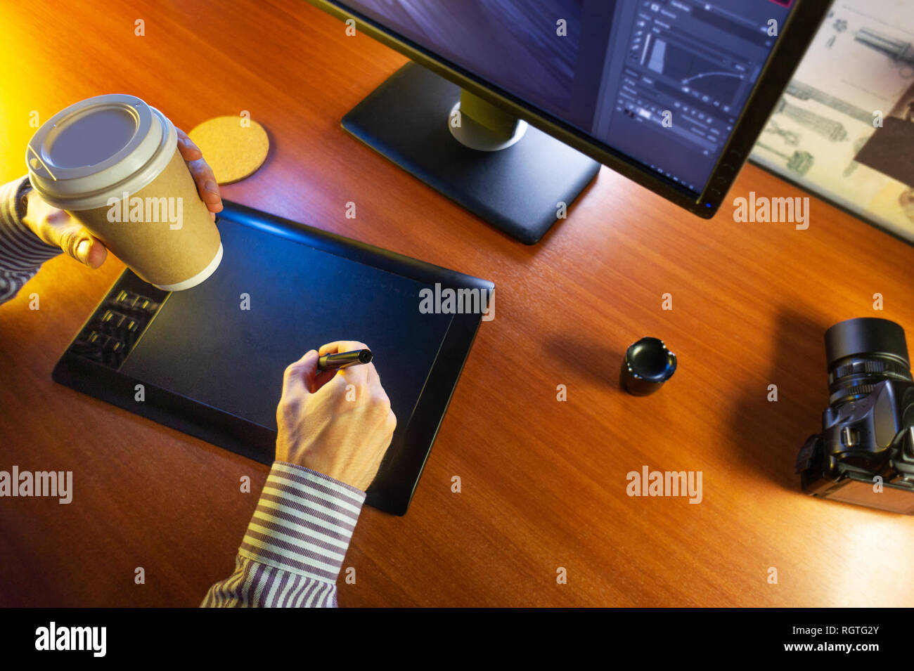 Computer desktop Vista laterale. Computer Tavoletta grafica diario tazza di caffè mano. Concetto di sito web banner, mockup, sfondo, la presentazione e la commercializzazione mater Foto Stock