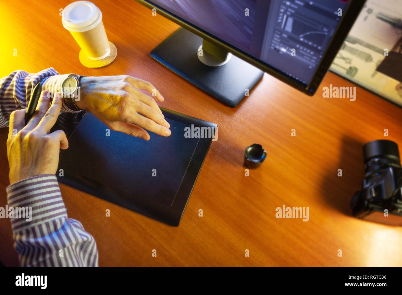 Computer desktop Vista laterale. Computer Tavoletta grafica diario tazza di caffè mano. Concetto di sito web banner, mockup, sfondo, la presentazione e la commercializzazione mater Foto Stock