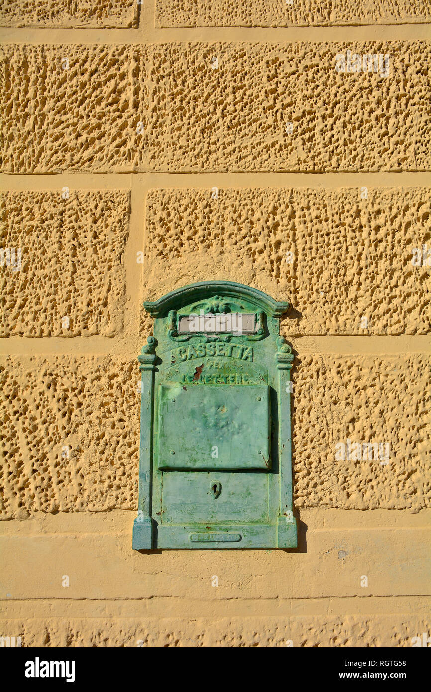 Un vecchio postbox in un muro di pietra nel centro storico borgo collinare di Casso in Friuli Venezia Giulia, Nord est Italia Foto Stock