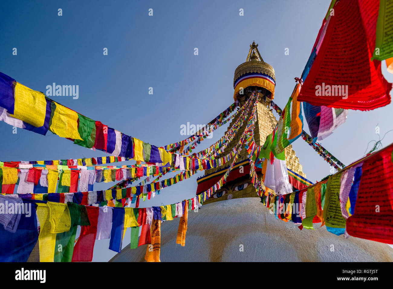 Molti colorati bandiere di preghiera sono che conduce fino alla sommità del grande stupa nel sobborgo Boudha Foto Stock