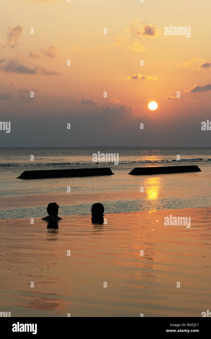 Maldive luna di miele - una luna di miele in piscina e guardare il tramonto, Rasdhoo atoll, Maldive, Asia Foto Stock
