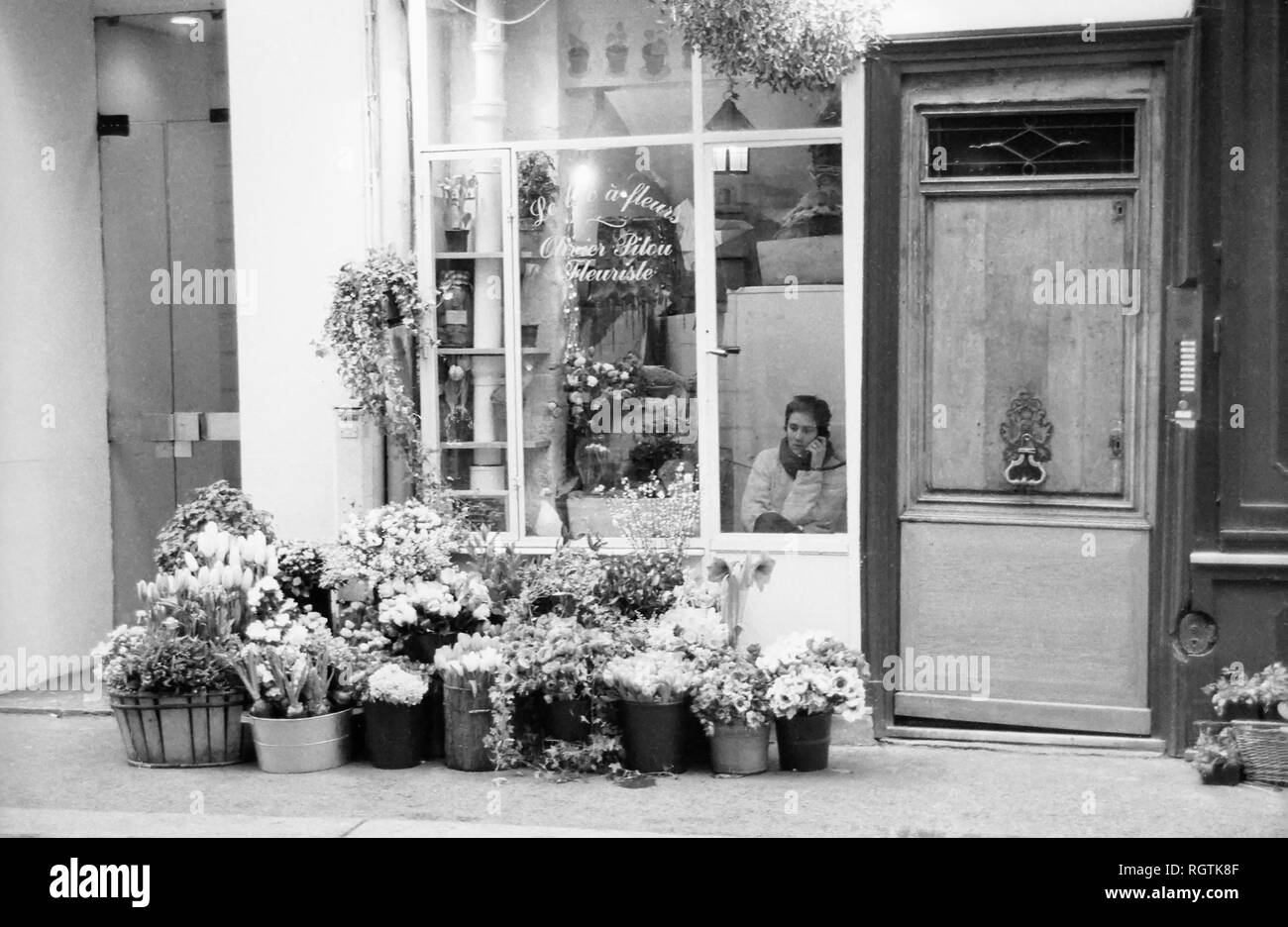 Olivier Pitou, fioraio, 14 Rue des Saints-Pères, Saint-Germain-des-Prés, Parigi, Francia. Versione in bianco e nero Foto Stock