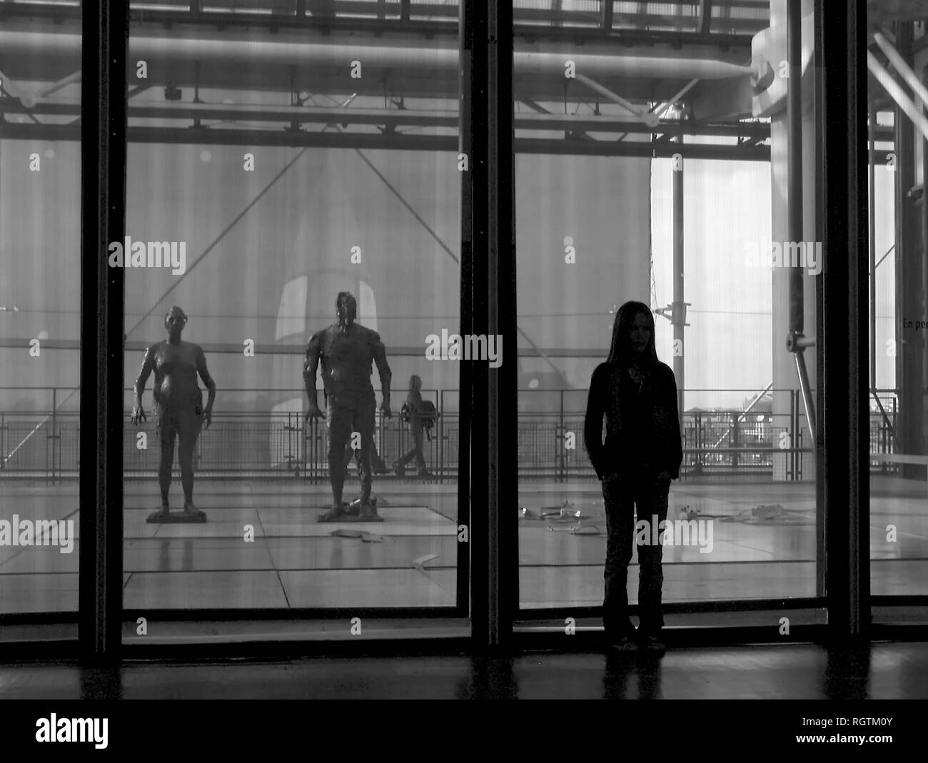 Sculture e figure umane, Cinquième étage, Musée National d'Art Moderne, Centre Pompidou di Parigi, Francia. Versione in bianco e nero Foto Stock
