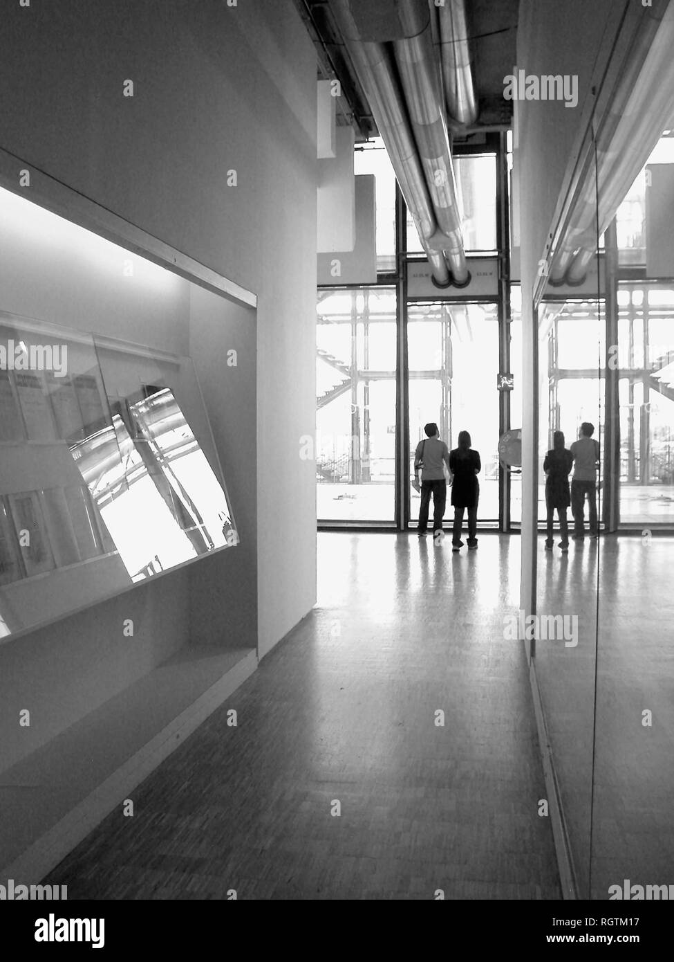 Figure umane, cinquième étage, Musée d'Art Moderne, Centre Pompidou di Parigi, Francia. Versione in bianco e nero Foto Stock