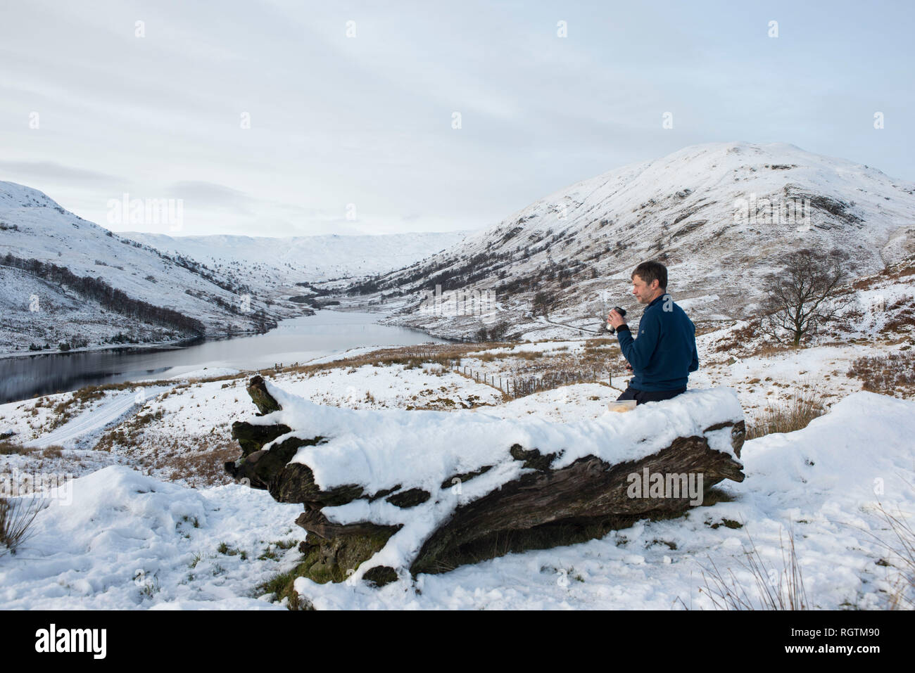 Coperta di neve glen finglas valley con Meall Cala / La Meall. Woodland Trust Reserve a Glen Finglas. Foto Stock